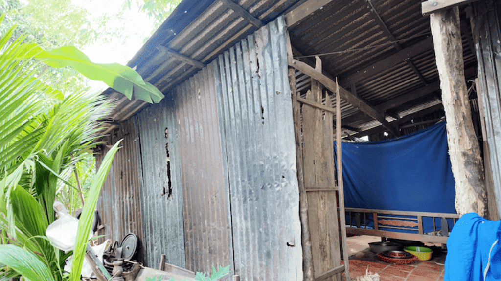 Căn nhà xuống cấp, tạm bợ của gia đình bà Trần Thị Hoa