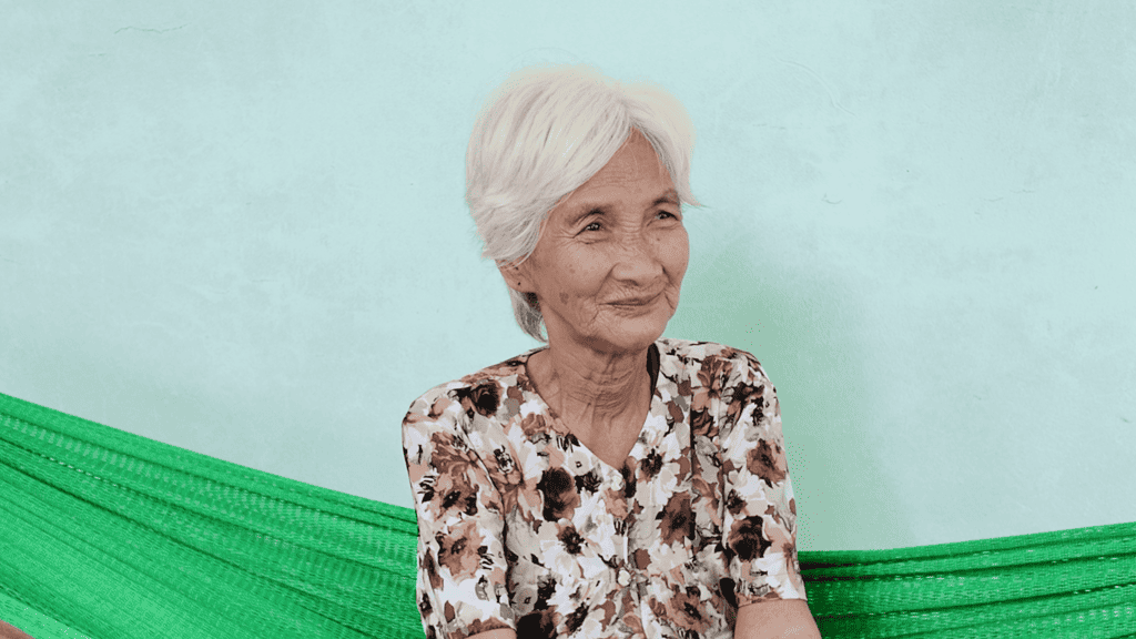 Niềm vui xúc động của bà Trần Thị Hoa trong “Ngôi nhà Ánh sáng” vừa được bàn giao.