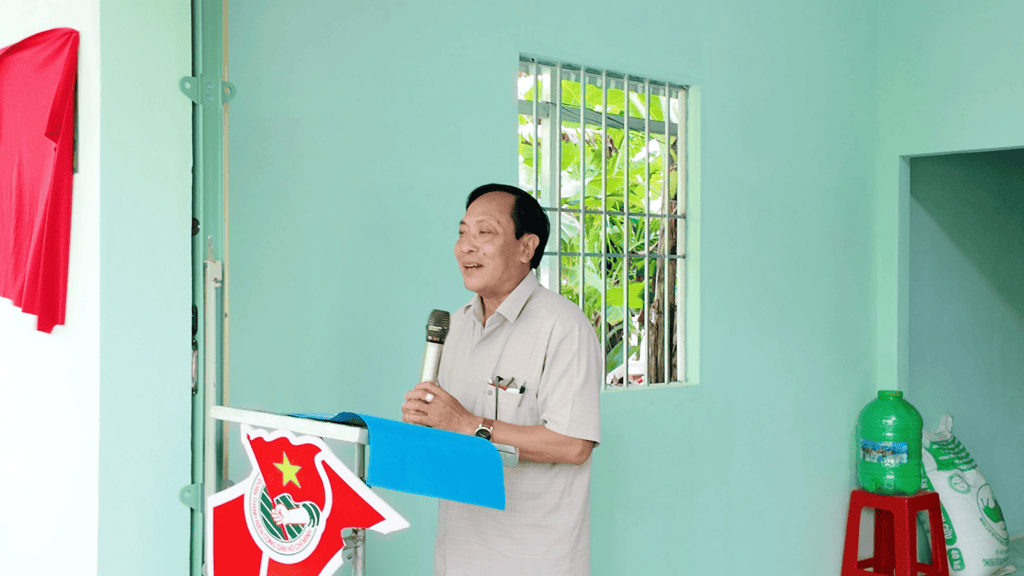 Ông Đoàn Văn Xe đại diện chính quyền địa phương phát biểu tại lễ bàn giao Ngôi nhà Ánh sáng cho gia đình bà Trần Thị Hoa.